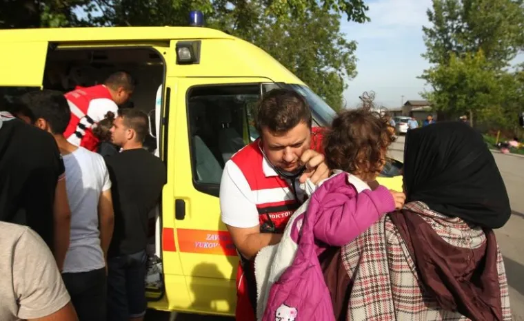 Djelatnici Hitne pomoći pomažu izbjeglicama.