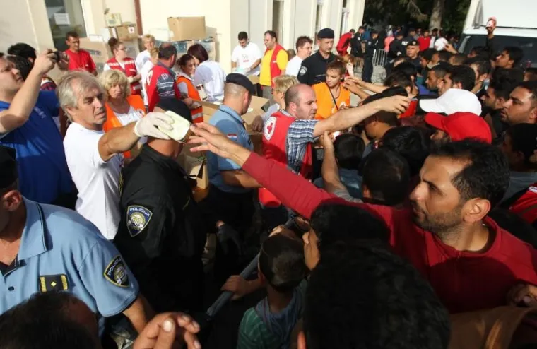 NA RUBU IZDRŽLJIVOSTI: Tisuće izbjeglica čekaju u Tovarniku