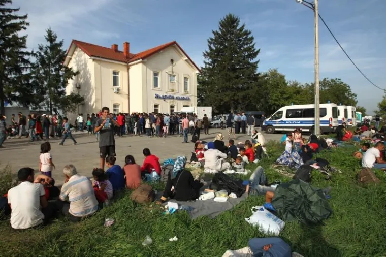 NA RUBU IZDRŽLJIVOSTI: Tisuće izbjeglica čekaju u Tovarniku
