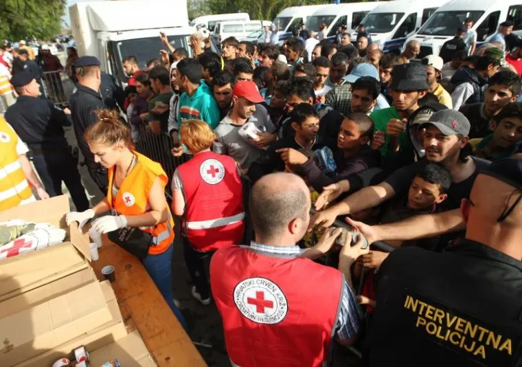 Izbjeglice su noćas preplavile Tovarnik. Policija je pustila ljude na željezničku stanicu u Tovarniku gdje čekaju vlak za Zagreb.