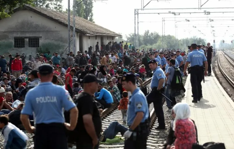 NA RUBU IZDRŽLJIVOSTI: Tisuće izbjeglica čekaju u Tovarniku