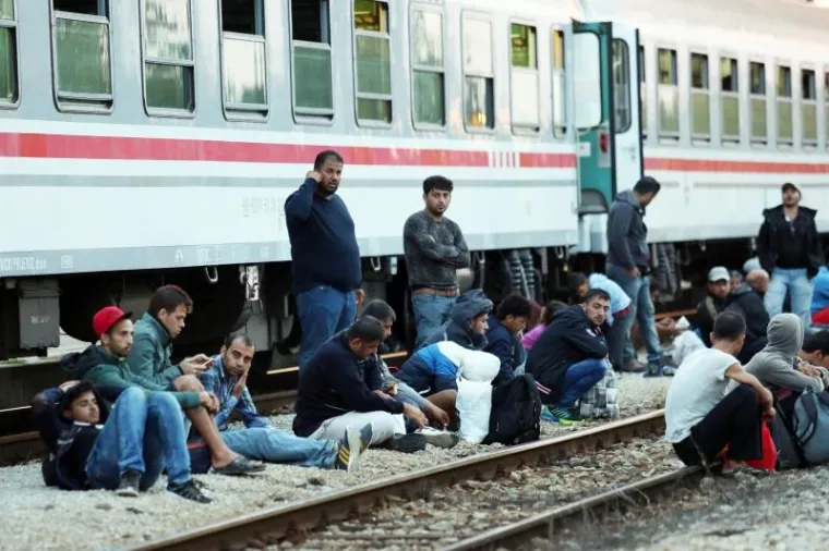 Na Željezničku postaju u Dugom Selu rano u četvrtak iz Tovarnika stigao je prvi vlak s oko 800 izbjeglica.