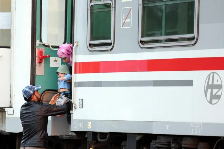 IZBJEGLIČKA DRAMA: 800 ljudi stiglo u Dugo Selo