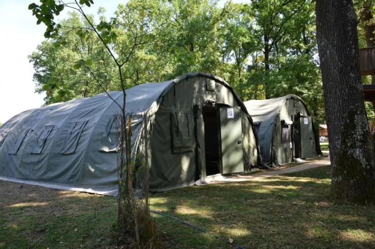 Juzno od Grada Vinkovaca na prostoru Lovackog doma Kunjevci ubrzano se formira glavni stozer iz kojeg ce na terenu biti koordiniran prihvat izbjeglica koji pristizu sa srbijanske granice u Slavoniju, te njihovo preusmjeravanje dalje u prihvatilista i zemlje zapadne Europe. U Kunjevce pokraj Rokovaca, u cijoj je blizini bilo prognanicko naselje Blace, danas je stigla Hrvatska vojska s mehanizacijom, te postavljaju satorsko naselje. Djelatnici vinkovacke Elektre razvlace kablove, postavljaju elektro stupove i osposobljavaju trafo stanicu kako bi mogli prikljuciti struju. Nitko ne zna hoce li migranti biti smjesteni u nekadasnje prognanicko naselje koje je poprilicno zapusteno i devastirano. Navodno se od toga odustalo.