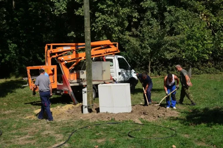 Juzno od Grada Vinkovaca na prostoru Lovackog doma Kunjevci ubrzano se formira glavni stozer iz kojeg ce na terenu biti koordiniran prihvat izbjeglica koji pristizu sa srbijanske granice u Slavoniju, te njihovo preusmjeravanje dalje u prihvatilista i zemlje zapadne Europe. U Kunjevce pokraj Rokovaca, u cijoj je blizini bilo prognanicko naselje Blace, danas je stigla Hrvatska vojska s mehanizacijom, te postavljaju satorsko naselje. Djelatnici vinkovacke Elektre razvlace kablove, postavljaju elektro stupove i osposobljavaju trafo stanicu kako bi mogli prikljuciti struju. Nitko ne zna hoce li migranti biti smjesteni u nekadasnje prognanicko naselje koje je poprilicno zapusteno i devastirano. Navodno se od toga odustalo.