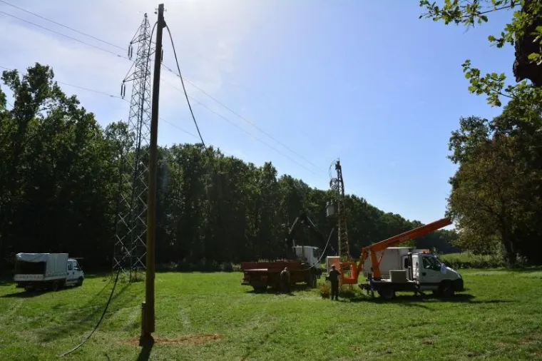 Juzno od Grada Vinkovaca na prostoru Lovackog doma Kunjevci ubrzano se formira glavni stozer iz kojeg ce na terenu biti koordiniran prihvat izbjeglica koji pristizu sa srbijanske granice u Slavoniju, te njihovo preusmjeravanje dalje u prihvatilista i zemlje zapadne Europe. U Kunjevce pokraj Rokovaca, u cijoj je blizini bilo prognanicko naselje Blace, danas je stigla Hrvatska vojska s mehanizacijom, te postavljaju satorsko naselje. Djelatnici vinkovacke Elektre razvlace kablove, postavljaju elektro stupove i osposobljavaju trafo stanicu kako bi mogli prikljuciti struju. Nitko ne zna hoce li migranti biti smjesteni u nekadasnje prognanicko naselje koje je poprilicno zapusteno i devastirano. Navodno se od toga odustalo.