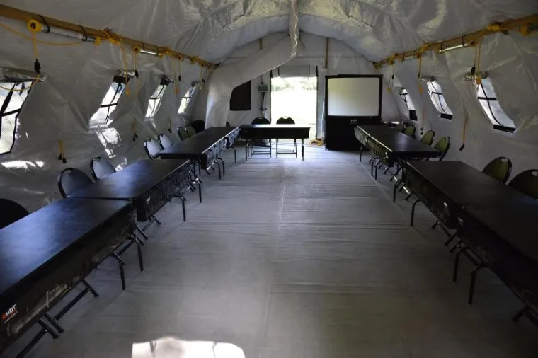 Juzno od Grada Vinkovaca na prostoru Lovackog doma Kunjevci ubrzano se formira glavni stozer iz kojeg ce na terenu biti koordiniran prihvat izbjeglica koji pristizu sa srbijanske granice u Slavoniju, te njihovo preusmjeravanje dalje u prihvatilista i zemlje zapadne Europe. U Kunjevce pokraj Rokovaca, u cijoj je blizini bilo prognanicko naselje Blace, danas je stigla Hrvatska vojska s mehanizacijom, te postavljaju satorsko naselje. Djelatnici vinkovacke Elektre razvlace kablove, postavljaju elektro stupove i osposobljavaju trafo stanicu kako bi mogli prikljuciti struju. Nitko ne zna hoce li migranti biti smjesteni u nekadasnje prognanicko naselje koje je poprilicno zapusteno i devastirano. Navodno se od toga odustalo.