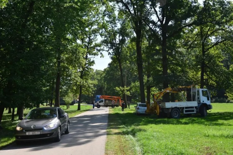 Juzno od Grada Vinkovaca na prostoru Lovackog doma Kunjevci ubrzano se formira glavni stozer iz kojeg ce na terenu biti koordiniran prihvat izbjeglica koji pristizu sa srbijanske granice u Slavoniju, te njihovo preusmjeravanje dalje u prihvatilista i zemlje zapadne Europe. U Kunjevce pokraj Rokovaca, u cijoj je blizini bilo prognanicko naselje Blace, danas je stigla Hrvatska vojska s mehanizacijom, te postavljaju satorsko naselje. Djelatnici vinkovacke Elektre razvlace kablove, postavljaju elektro stupove i osposobljavaju trafo stanicu kako bi mogli prikljuciti struju. Nitko ne zna hoce li migranti biti smjesteni u nekadasnje prognanicko naselje koje je poprilicno zapusteno i devastirano. Navodno se od toga odustalo.