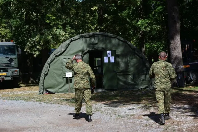 Juzno od Grada Vinkovaca na prostoru Lovackog doma Kunjevci ubrzano se formira glavni stozer iz kojeg ce na terenu biti koordiniran prihvat izbjeglica koji pristizu sa srbijanske granice u Slavoniju, te njihovo preusmjeravanje dalje u prihvatilista i zemlje zapadne Europe. U Kunjevce pokraj Rokovaca, u cijoj je blizini bilo prognanicko naselje Blace, danas je stigla Hrvatska vojska s mehanizacijom, te postavljaju satorsko naselje. Djelatnici vinkovacke Elektre razvlace kablove, postavljaju elektro stupove i osposobljavaju trafo stanicu kako bi mogli prikljuciti struju. Nitko ne zna hoce li migranti biti smjesteni u nekadasnje prognanicko naselje koje je poprilicno zapusteno i devastirano. Navodno se od toga odustalo.