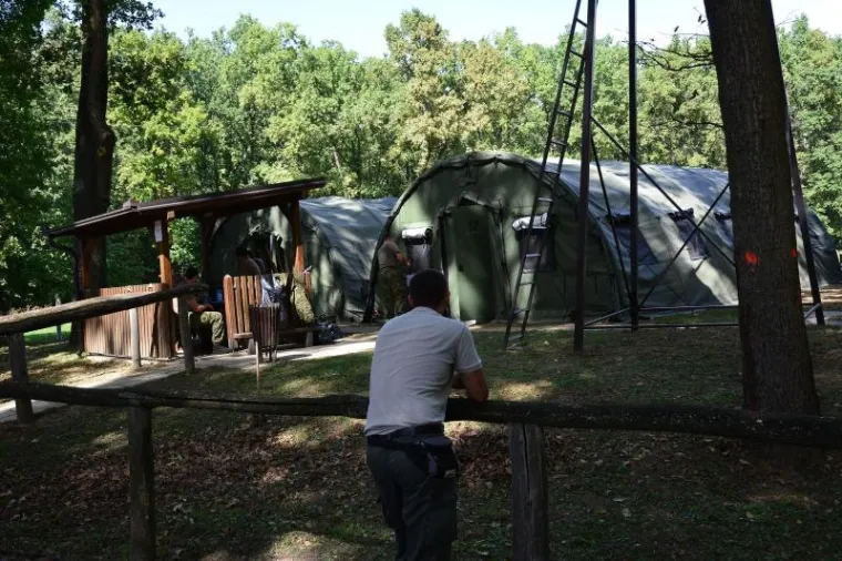 Juzno od Grada Vinkovaca na prostoru Lovackog doma Kunjevci ubrzano se formira glavni stozer iz kojeg ce na terenu biti koordiniran prihvat izbjeglica koji pristizu sa srbijanske granice u Slavoniju, te njihovo preusmjeravanje dalje u prihvatilista i zemlje zapadne Europe. U Kunjevce pokraj Rokovaca, u cijoj je blizini bilo prognanicko naselje Blace, danas je stigla Hrvatska vojska s mehanizacijom, te postavljaju satorsko naselje. Djelatnici vinkovacke Elektre razvlace kablove, postavljaju elektro stupove i osposobljavaju trafo stanicu kako bi mogli prikljuciti struju. Nitko ne zna hoce li migranti biti smjesteni u nekadasnje prognanicko naselje koje je poprilicno zapusteno i devastirano. Navodno se od toga odustalo.