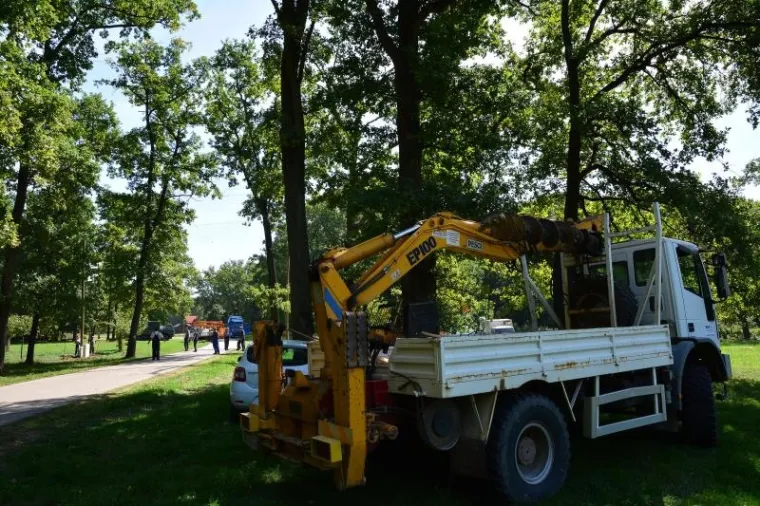 Juzno od Grada Vinkovaca na prostoru Lovackog doma Kunjevci ubrzano se formira glavni stozer iz kojeg ce na terenu biti koordiniran prihvat izbjeglica koji pristizu sa srbijanske granice u Slavoniju, te njihovo preusmjeravanje dalje u prihvatilista i zemlje zapadne Europe. U Kunjevce pokraj Rokovaca, u cijoj je blizini bilo prognanicko naselje Blace, danas je stigla Hrvatska vojska s mehanizacijom, te postavljaju satorsko naselje. Djelatnici vinkovacke Elektre razvlace kablove, postavljaju elektro stupove i osposobljavaju trafo stanicu kako bi mogli prikljuciti struju. Nitko ne zna hoce li migranti biti smjesteni u nekadasnje prognanicko naselje koje je poprilicno zapusteno i devastirano. Navodno se od toga odustalo.