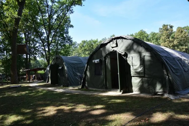 Juzno od Grada Vinkovaca na prostoru Lovackog doma Kunjevci ubrzano se formira glavni stozer iz kojeg ce na terenu biti koordiniran prihvat izbjeglica koji pristizu sa srbijanske granice u Slavoniju, te njihovo preusmjeravanje dalje u prihvatilista i zemlje zapadne Europe. U Kunjevce pokraj Rokovaca, u cijoj je blizini bilo prognanicko naselje Blace, danas je stigla Hrvatska vojska s mehanizacijom, te postavljaju satorsko naselje. Djelatnici vinkovacke Elektre razvlace kablove, postavljaju elektro stupove i osposobljavaju trafo stanicu kako bi mogli prikljuciti struju. Nitko ne zna hoce li migranti biti smjesteni u nekadasnje prognanicko naselje koje je poprilicno zapusteno i devastirano. Navodno se od toga odustalo.