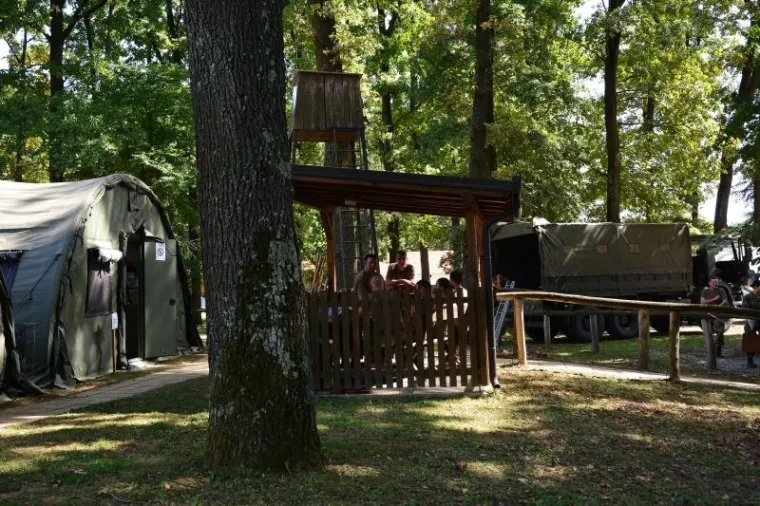 Juzno od Grada Vinkovaca na prostoru Lovackog doma Kunjevci ubrzano se formira glavni stozer iz kojeg ce na terenu biti koordiniran prihvat izbjeglica koji pristizu sa srbijanske granice u Slavoniju, te njihovo preusmjeravanje dalje u prihvatilista i zemlje zapadne Europe. U Kunjevce pokraj Rokovaca, u cijoj je blizini bilo prognanicko naselje Blace, danas je stigla Hrvatska vojska s mehanizacijom, te postavljaju satorsko naselje. Djelatnici vinkovacke Elektre razvlace kablove, postavljaju elektro stupove i osposobljavaju trafo stanicu kako bi mogli prikljuciti struju. Nitko ne zna hoce li migranti biti smjesteni u nekadasnje prognanicko naselje koje je poprilicno zapusteno i devastirano. Navodno se od toga odustalo.