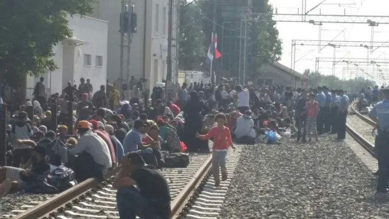 Kaos na stanici u Tovarniku: do četvrtka ujutro stiglo 70 autobusa i 180 taksija s izbjeglicama