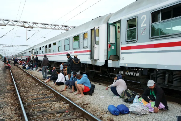 Kaos na stanici u Tovarniku: do četvrtka ujutro stiglo 70 autobusa i 180 taksija s izbjeglicama