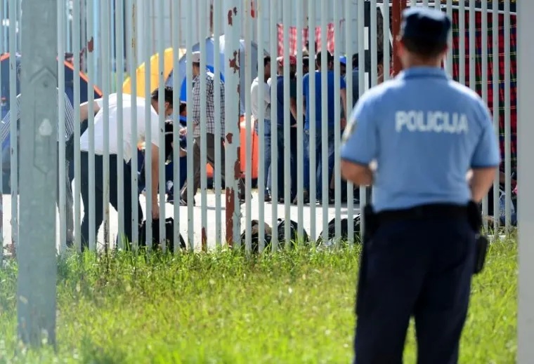 Policija osigurava prihvatni cenatr u Ježevu gdje su izbjeglice smještene