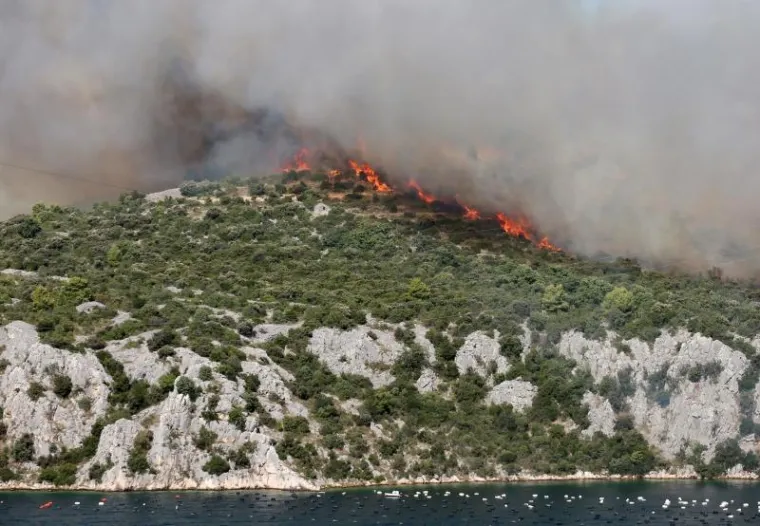 Vatrogasci gase požar  na širem području Sv. Vida, kod šibenskog mosta. Dojavu su dobili u 13:31 sati. Na intervenciju je izišla JVP Šibenik s četri vozila i devet vatrogasaca, DVD Šibenik, Zaton, Brodarica, Zablače i Vodice. Na požarištu su i dva kanadera i brod Lučke kapetanije.