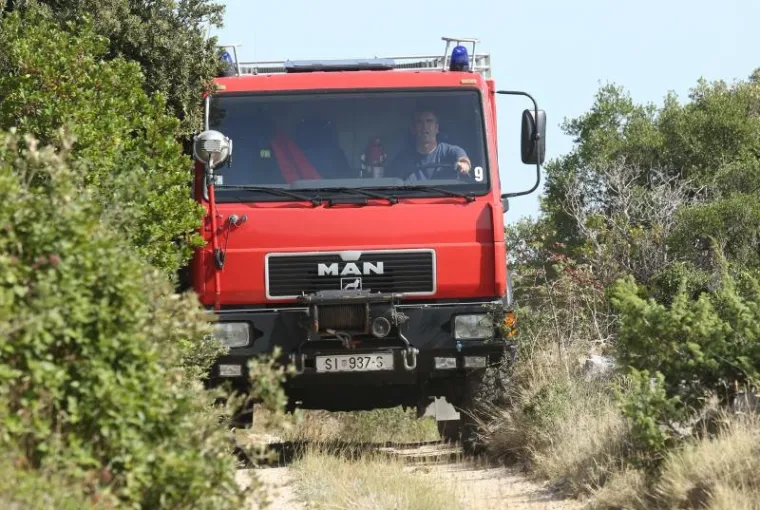 PONOVO POŽAR KOD ŠIBENIKA: Vatru gase dva kanadera, brod...