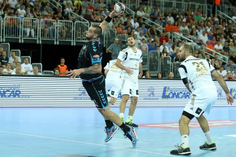 Sjajnom obranom u zavr&scaron;nih 15 minuta utakmice rukometa&scaron;i PPD Zagreba svladali su slavni njemački Kiel s uvjerljivih 29-22 (13-11) u 1. kolu EHF Lige prvaka pred oko 8000 gledatelja u Areni Zagreb.
