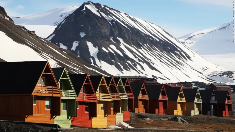 Na popisu se na&scaron;ao i Spitsbergen u Norve&scaron;koj, koji se nalazi svega 1.000 kilometara od Sjevernog pola, a poznat je po veličanstvenim prizorima planina, plavog leda i tome &scaron;to je najsjevernije naseljeno mjesto na svijetu.