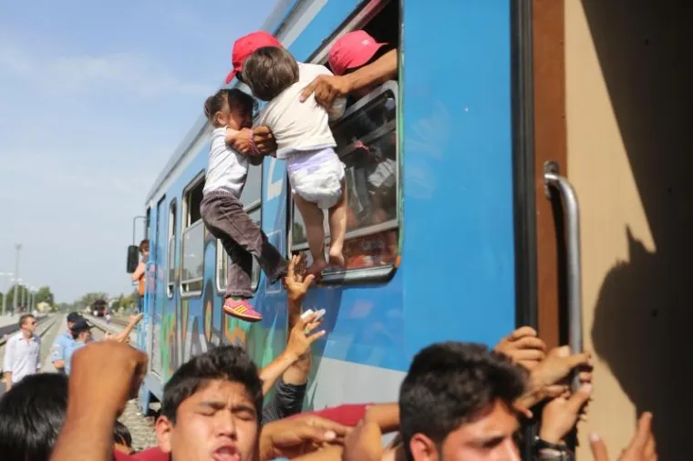 Vlak je od noćas pun ljudi stajao na stanici u Tovarniku. Oko 2000 ljudi je provelo noć u vlaku i ujutro počelo vikati da žele da vlak krene. Kad se vlak spremao krenuti ljudi su uskakali kroz prozor na vlak. U 9.45 vlak je krenuo prema Vinkovcima pa dalje u nepoznatom smjeru. Iako je granica sa Srbijom službeno zatvorena izbjeglice i dalje ilegalno ulaze u RH iz Srbije.