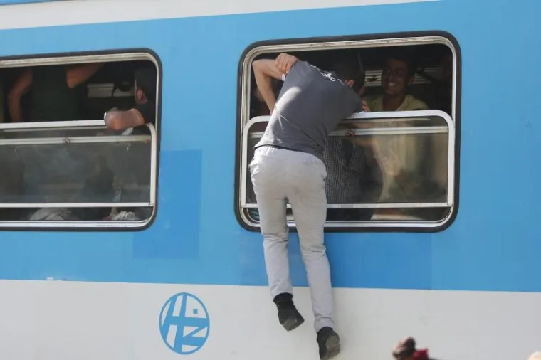 DRAMATIČNA BORBA ZA BOLJI ŽIVOT: Izbjeglice u vlak uskakale kroz prozor