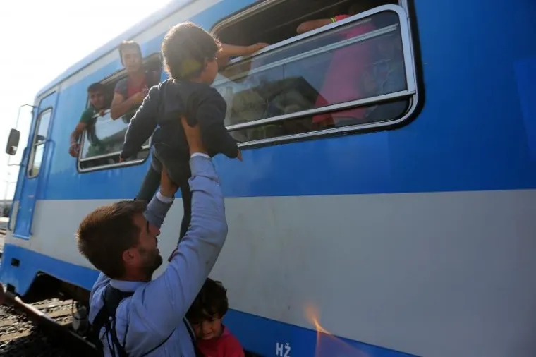 DRAMATIČNA BORBA ZA BOLJI ŽIVOT: Izbjeglice u vlak uskakale kroz prozor