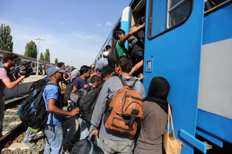 DRAMATIČNA BORBA ZA BOLJI ŽIVOT: Izbjeglice u vlak uskakale kroz prozor