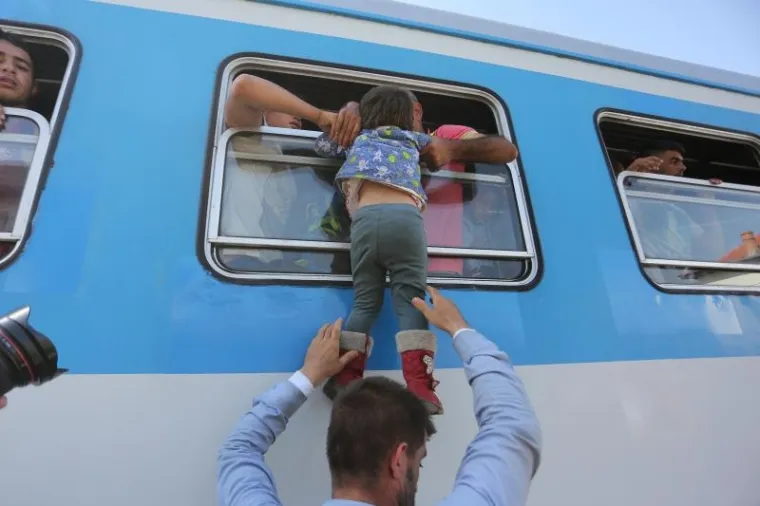 DRAMATIČNA BORBA ZA BOLJI ŽIVOT: Izbjeglice u vlak uskakale kroz prozor