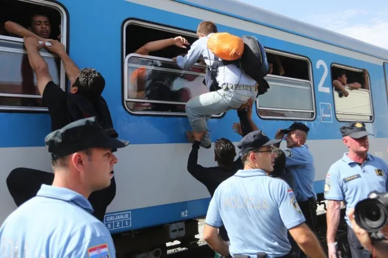 DRAMATIČNA BORBA ZA BOLJI ŽIVOT: Izbjeglice u vlak uskakale kroz prozor