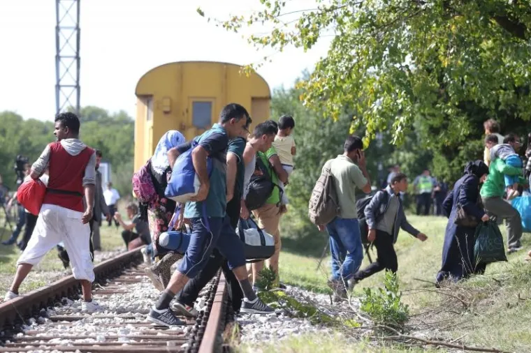 DRAMATIČNA BORBA ZA BOLJI ŽIVOT: Izbjeglice u vlak uskakale kroz prozor