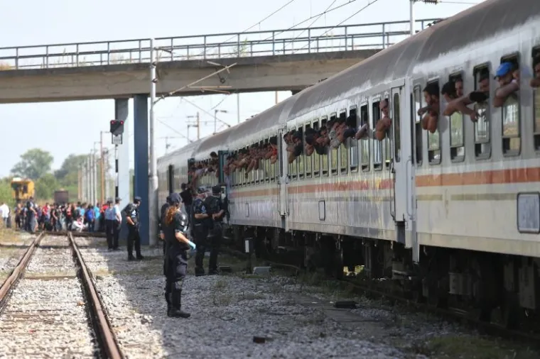 Vlak s izbjeglicama iz Tovarnika stigao je na zagrebački Ranzirni kolodvor. Izbjeglice su autobusima ZET-a prebačene na Zagrebački velesajam.