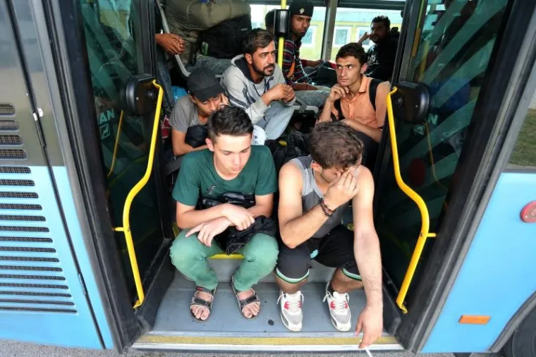 DRAMATIČNA BORBA ZA BOLJI ŽIVOT: Izbjeglice u vlak uskakale kroz prozor