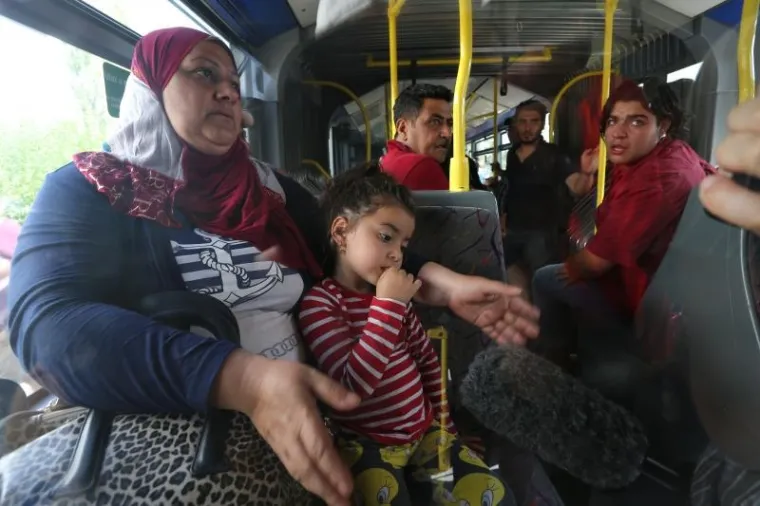 DRAMATIČNA BORBA ZA BOLJI ŽIVOT: Izbjeglice u vlak uskakale kroz prozor