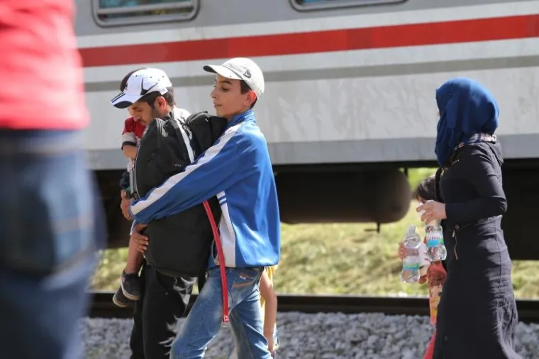 DRAMATIČNA BORBA ZA BOLJI ŽIVOT: Izbjeglice u vlak uskakale kroz prozor