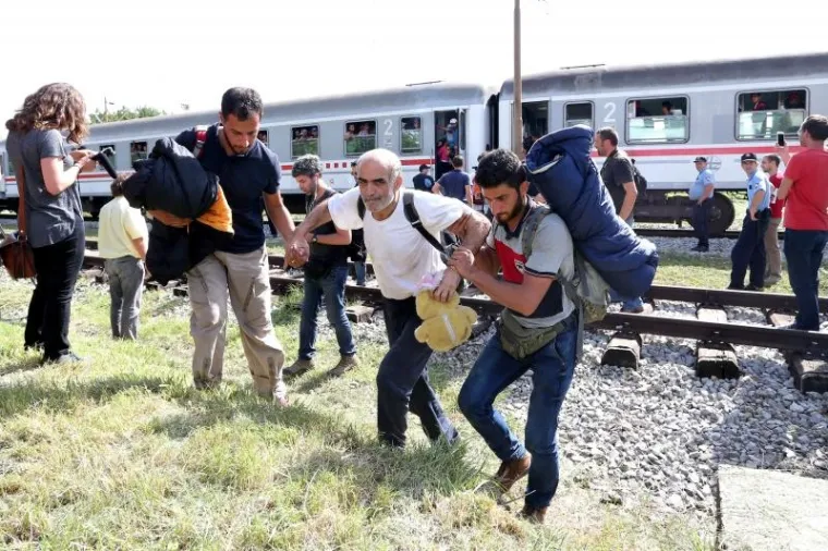 DRAMATIČNA BORBA ZA BOLJI ŽIVOT: Izbjeglice u vlak uskakale kroz prozor