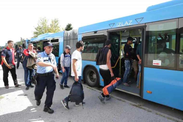 DRAMATIČNA BORBA ZA BOLJI ŽIVOT: Izbjeglice u vlak uskakale kroz prozor