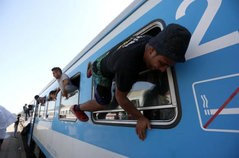 Nekoliko tisuća izbjeglica sa  osječkog željezničkog kolodvora poku&scaron;ava autobusima, vlakovima i taksi vozilima krenuti prema Zagrebu.