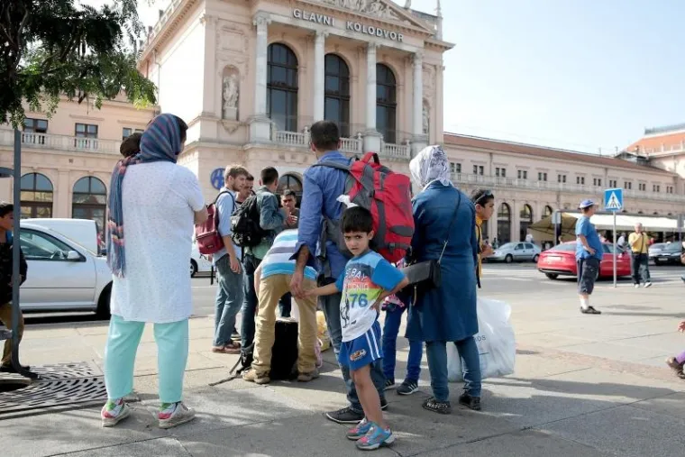 ...čeka prijevoz  na zagrebačkom...