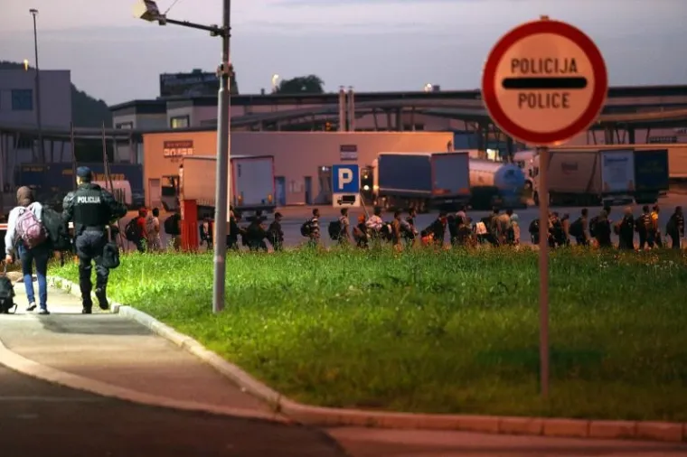 Izbjeglice čekaju pred GP Bregana