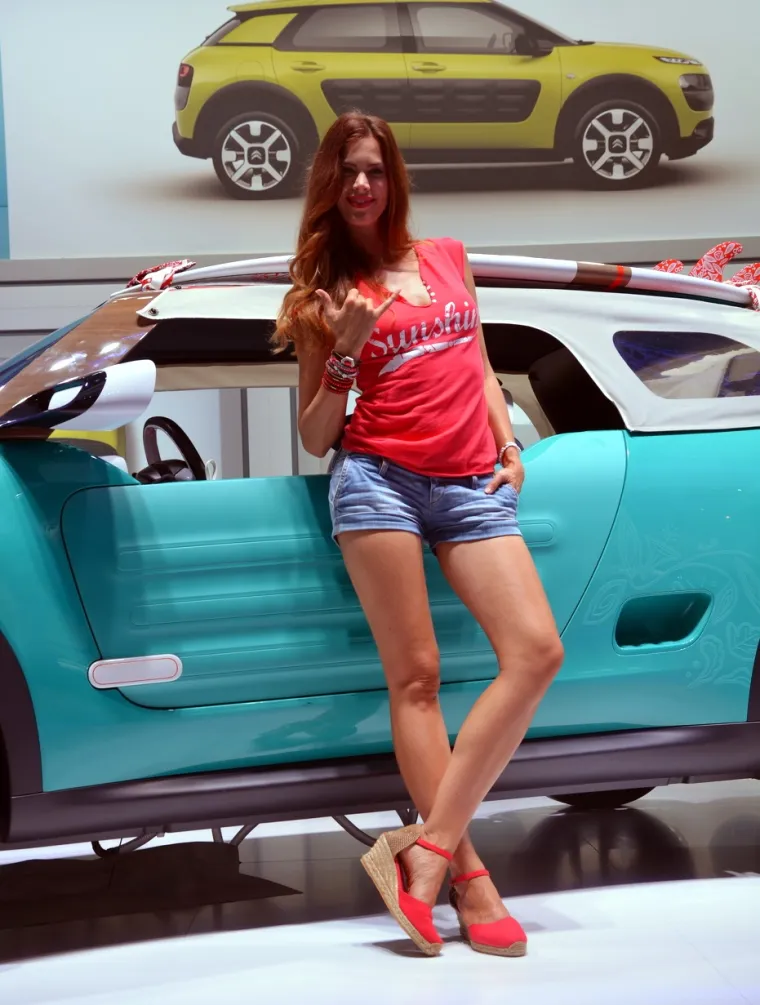 NE IDE JEDNO BEZ DRUGOG: Hostese privlače poglede na sajmu automobila u Frankfurtu