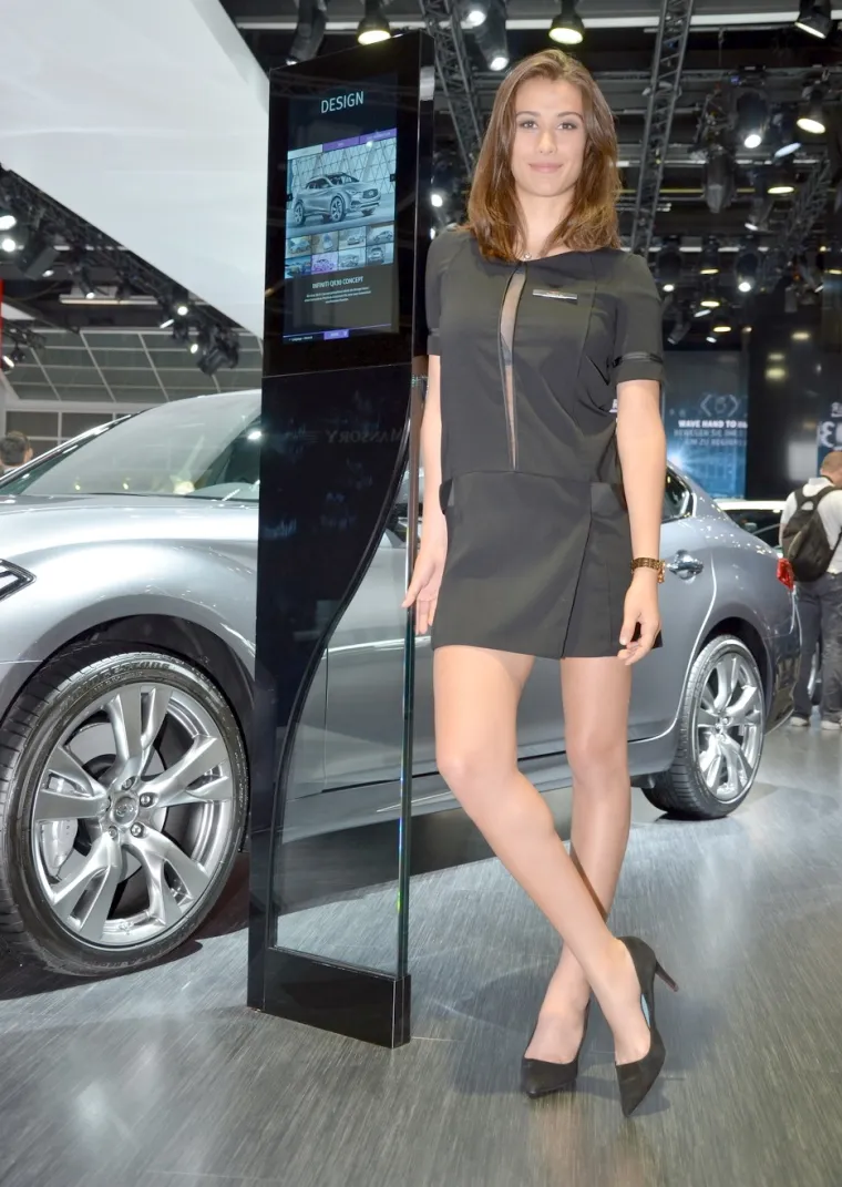 NE IDE JEDNO BEZ DRUGOG: Hostese privlače poglede na sajmu automobila u Frankfurtu