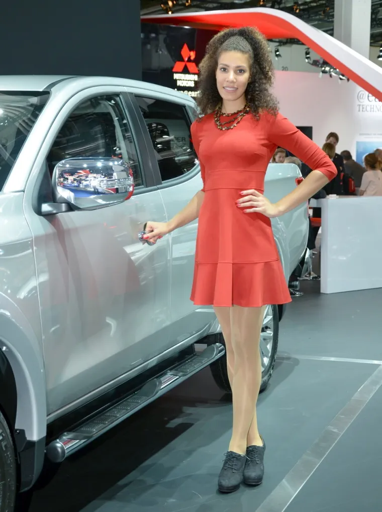 NE IDE JEDNO BEZ DRUGOG: Hostese privlače poglede na sajmu automobila u Frankfurtu