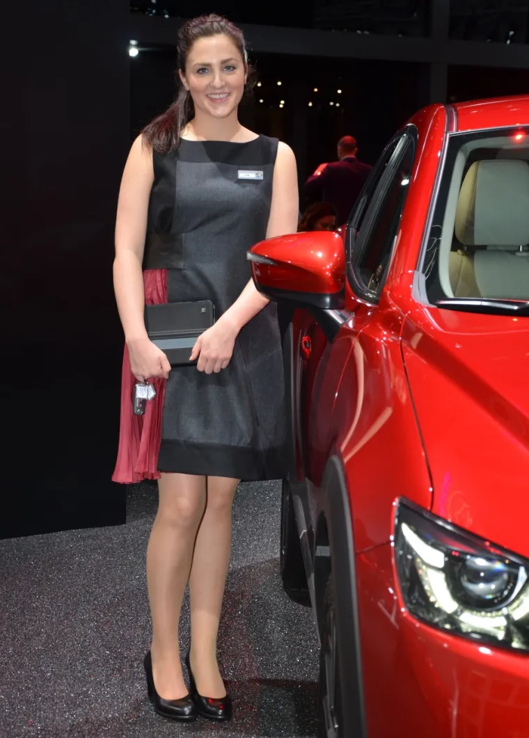 NE IDE JEDNO BEZ DRUGOG: Hostese privlače poglede na sajmu automobila u Frankfurtu