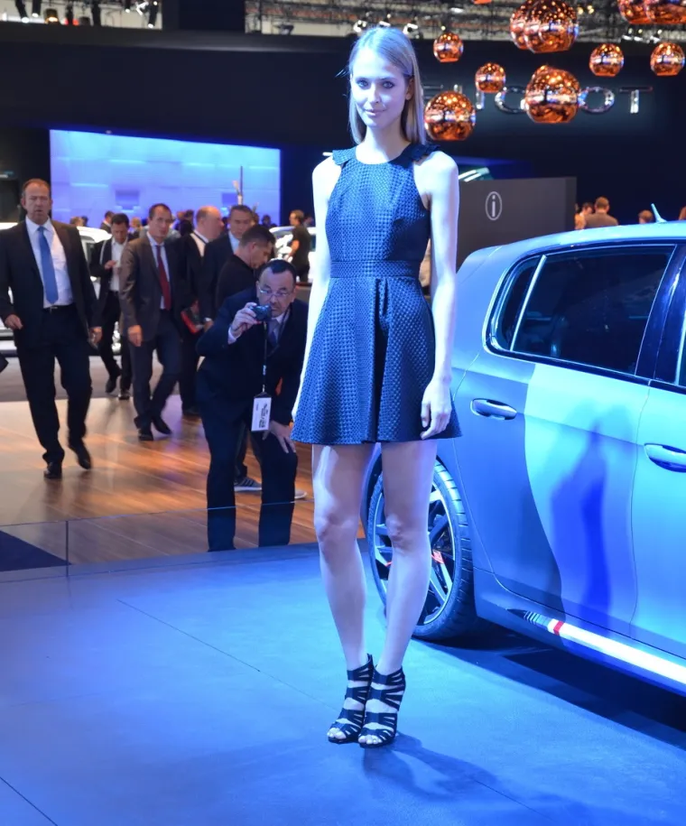 NE IDE JEDNO BEZ DRUGOG: Hostese privlače poglede na sajmu automobila u Frankfurtu