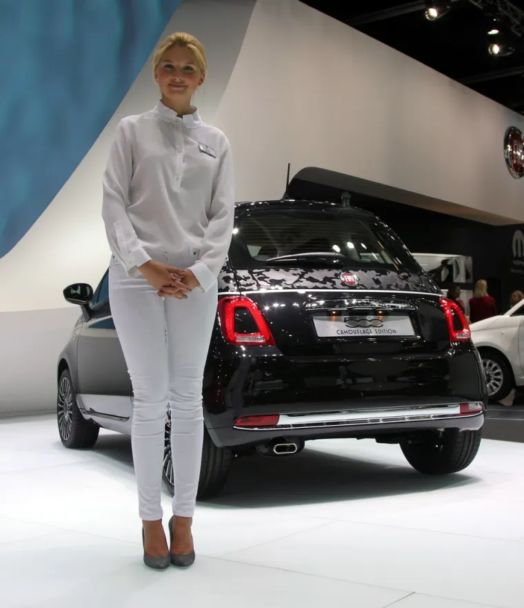 NE IDE JEDNO BEZ DRUGOG: Hostese privlače poglede na sajmu automobila u Frankfurtu