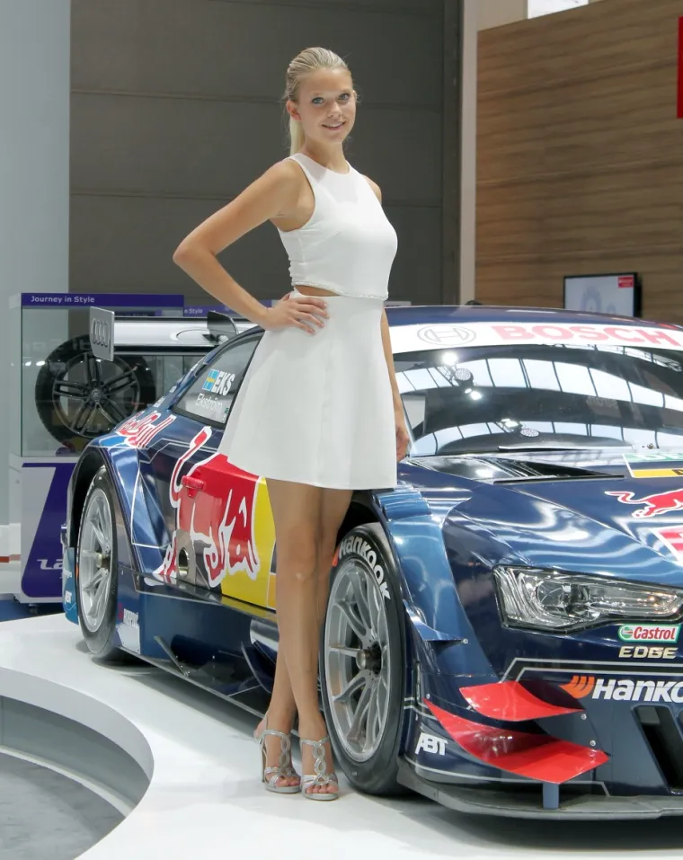 NE IDE JEDNO BEZ DRUGOG: Hostese privlače poglede na sajmu automobila u Frankfurtu