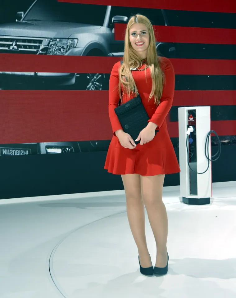 NE IDE JEDNO BEZ DRUGOG: Hostese privlače poglede na sajmu automobila u Frankfurtu