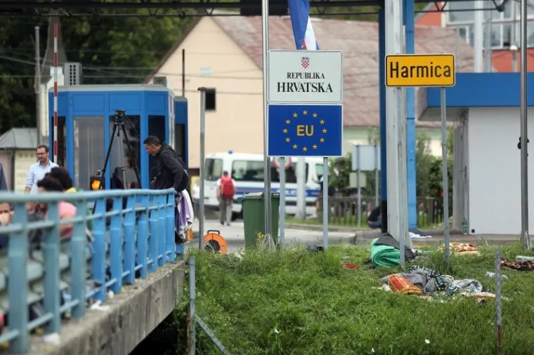 ČEKANJU NA GRANICI NEMA KRAJA: Izbjeglice postaju nervozne