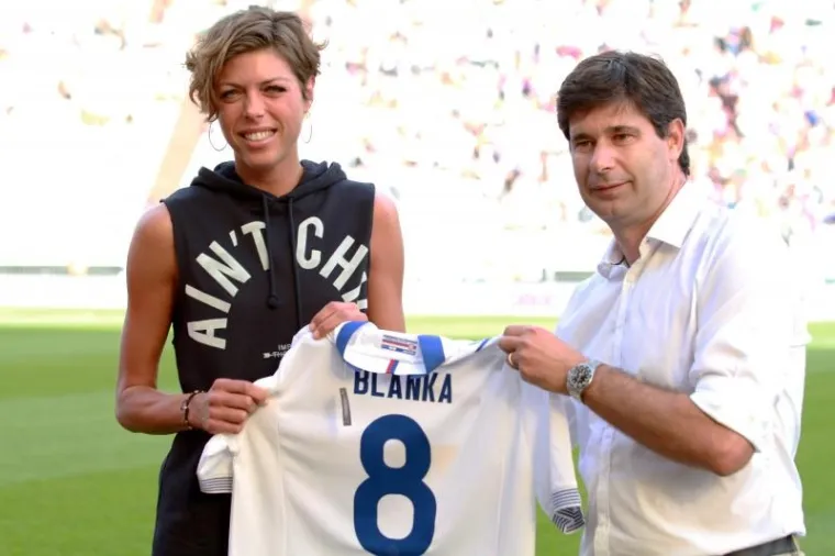 Nogometa&scaron;i Hajduka i Dinama odigrali su neodlučeno 0:0 u derbiju 10. kola domaćeg prvenstva. Na Poljudu ni ovom prilikom nisu izostali posebni gosti, sjajna atmosfera i nezadovoljstvo sudačkim odlukama.
